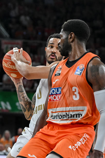 更是对年轻 更是对年轻